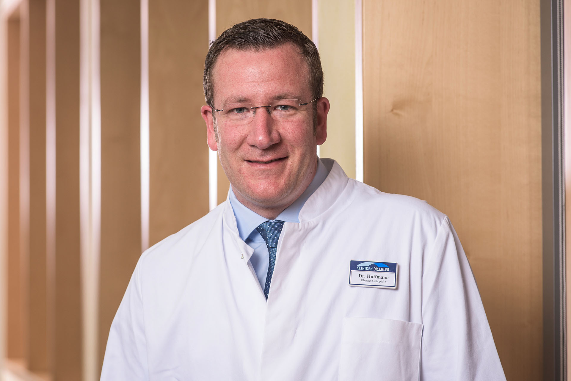 Portrait von Herrn Dr. med. Jörg Hoffmann, Leitender Oberarzt der Klinik für Orthopädie in den DR. ERLER KLINIKEN.