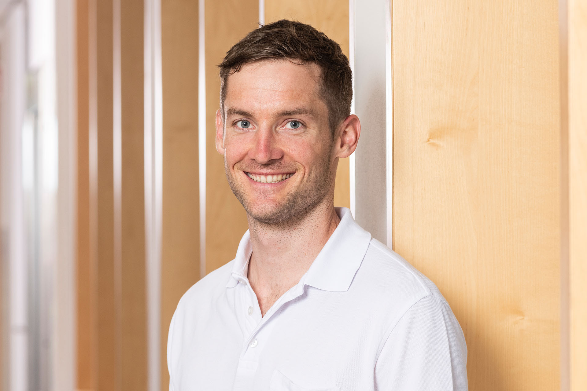 Portrait von Herrn Dr. med. Alexander Mahnke, Oberarzt der Klinik für Orthopädie in den DR. ERLER KLINIKEN.