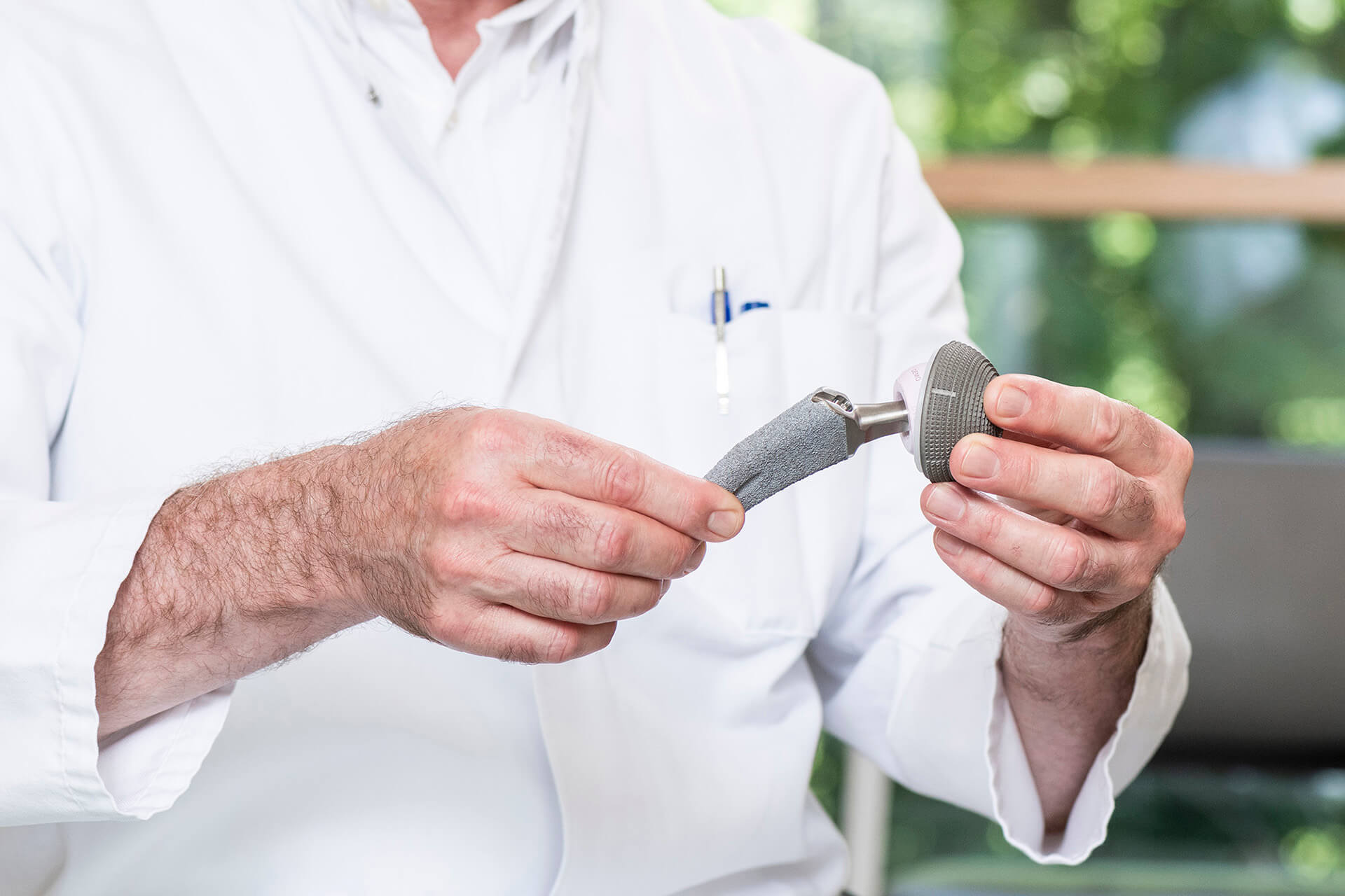 Ein Arzt hält die Hüft-Prothese für die AMIS-Operationstechnik in der Hand. 