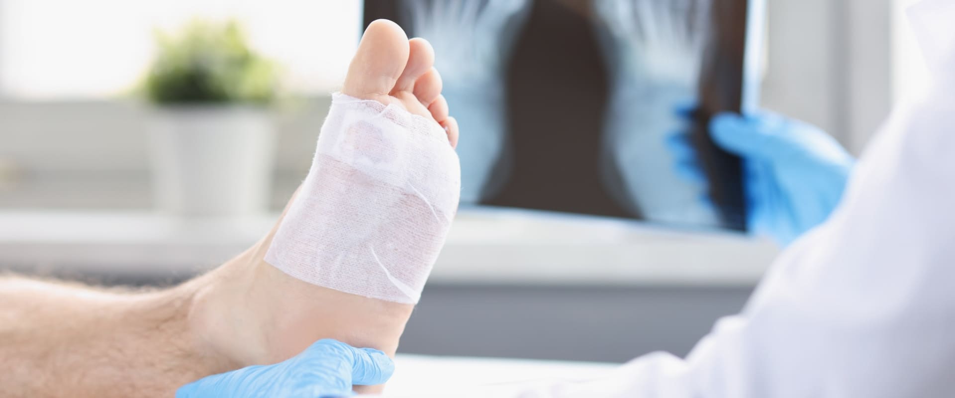 Ein Arzt untersucht den Fuß eines Patienten.