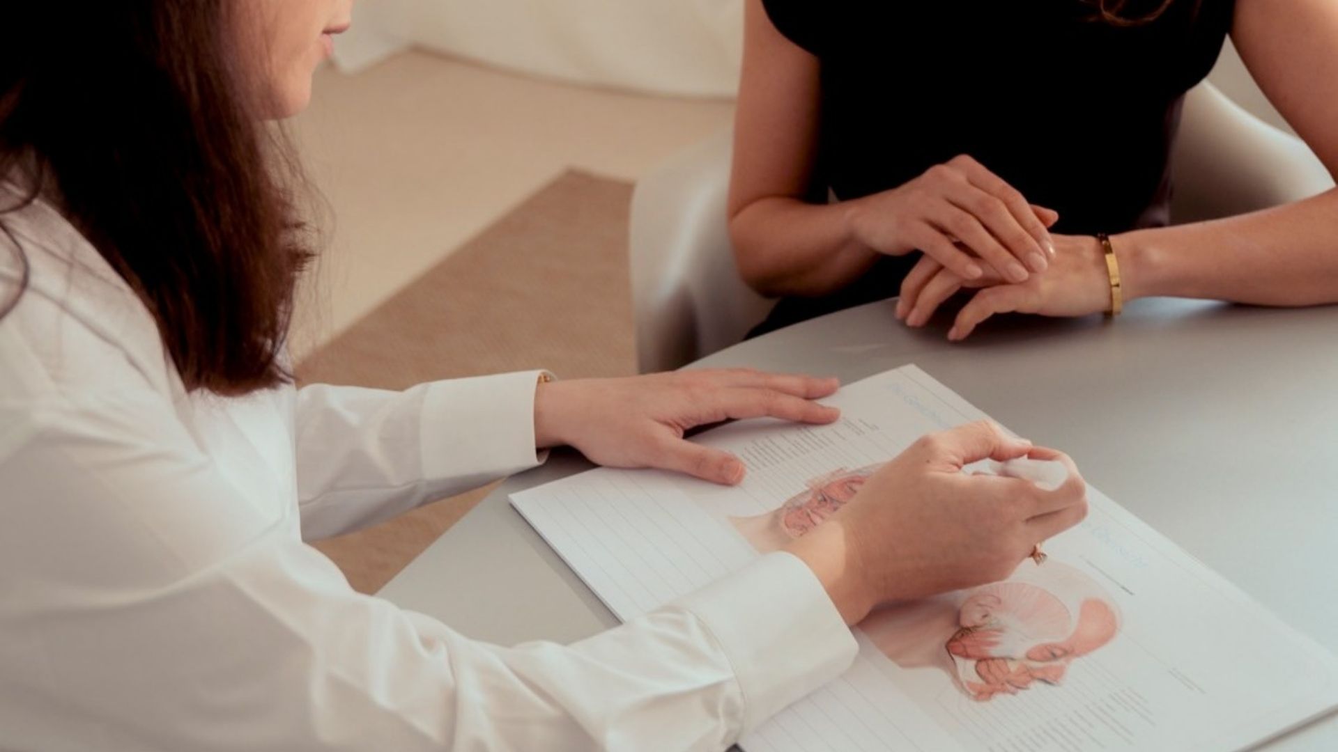 Beratungssituation zwischen Fachärztin und Patientin