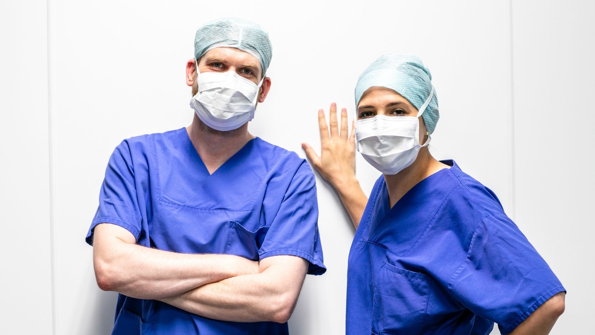 Teambild von Dr. Wonner und Dr. Blank im Operationsbereich