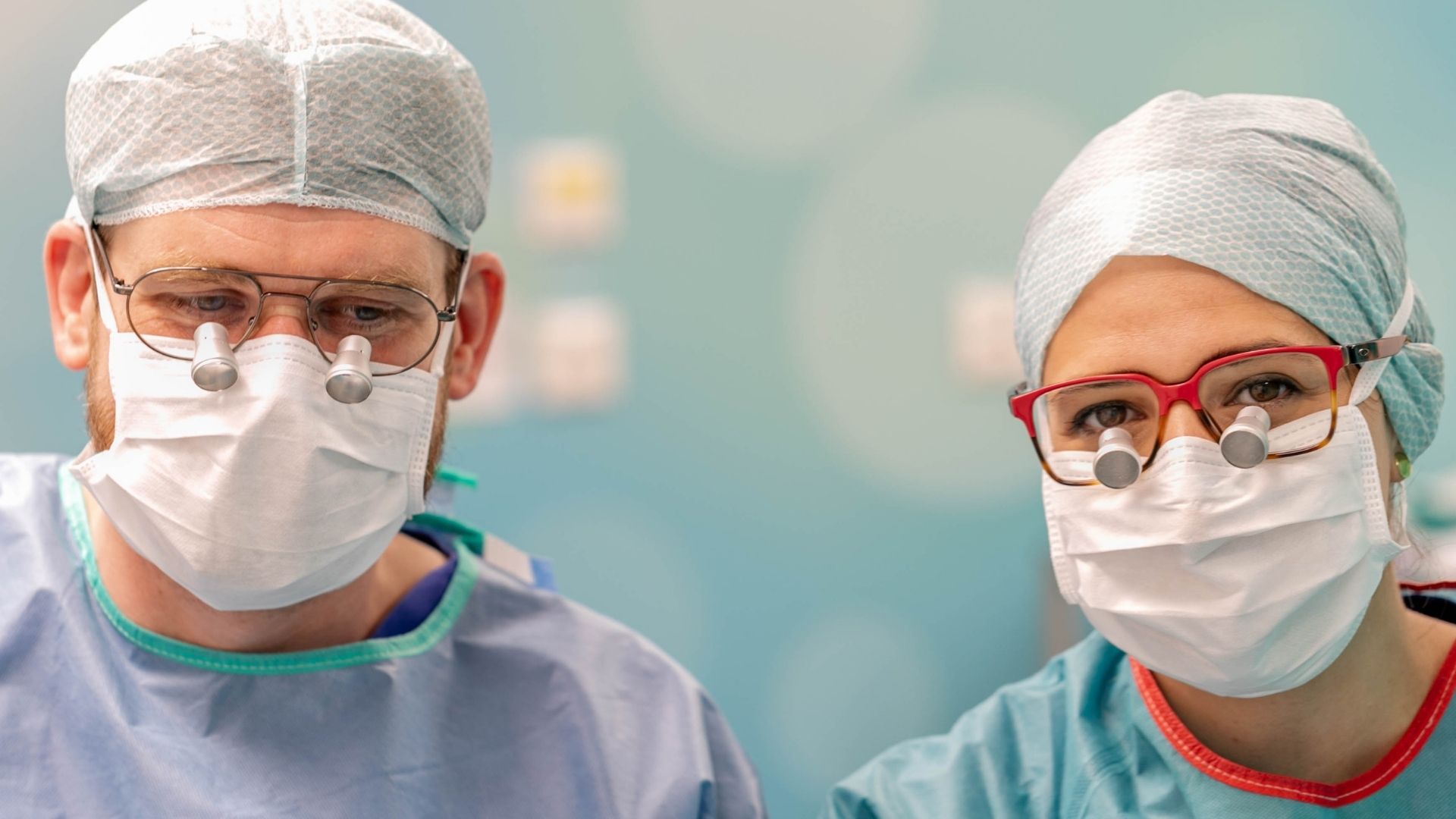 Teambild im OP Beate Blank und Ralph Wonner