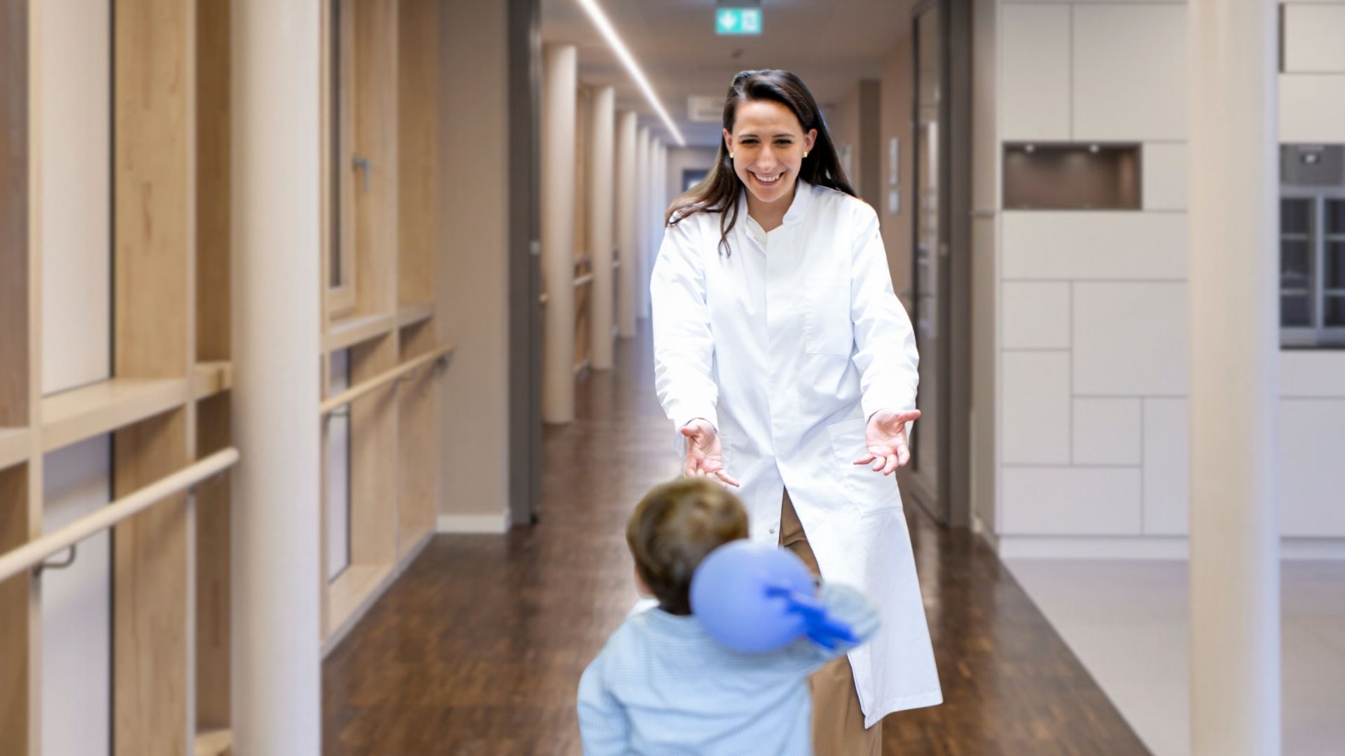 Schwangere Ärztin und Mutter mit Kind im Krankenhaus