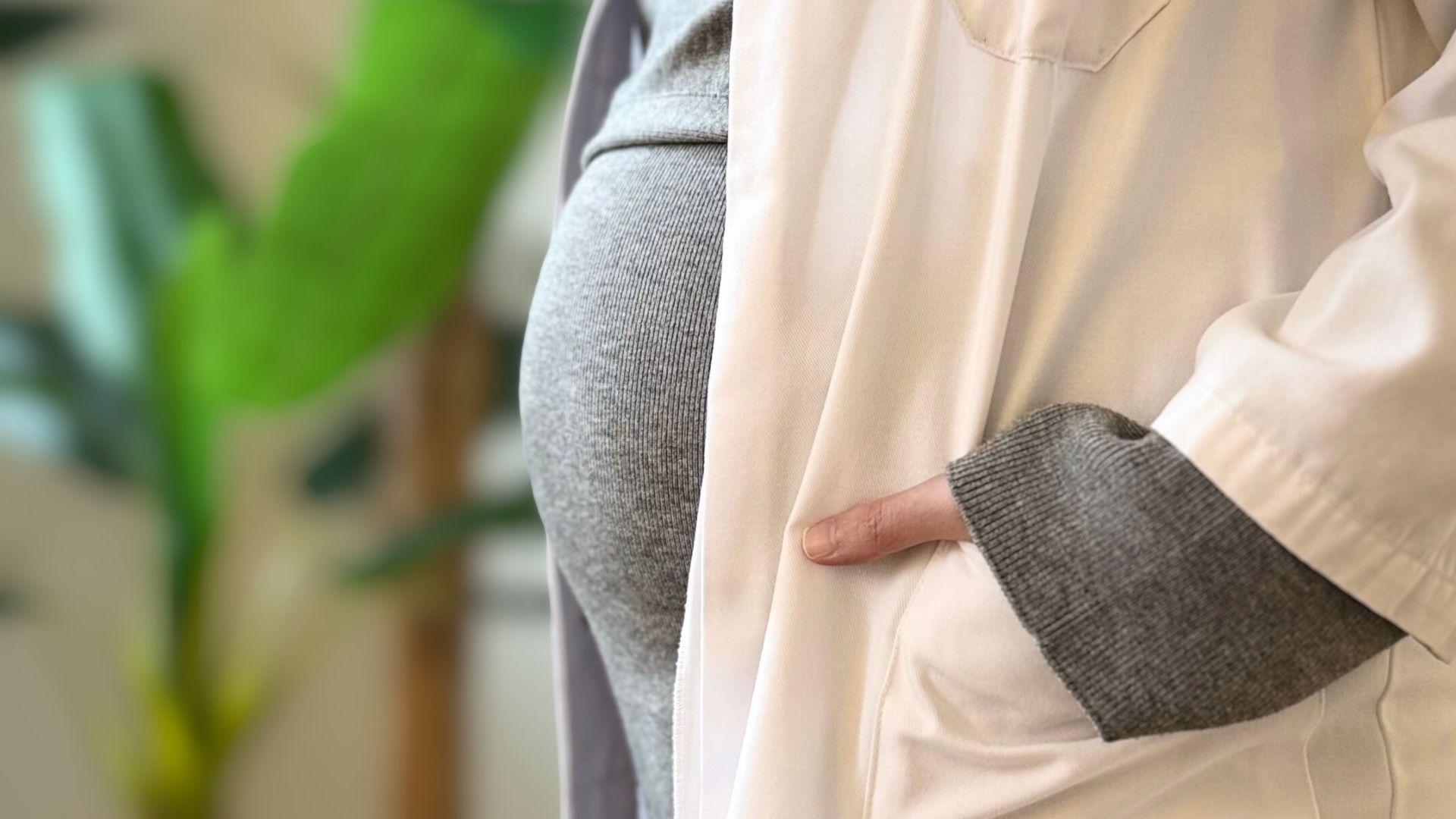 Schwangere Ärztin mit Babybauch