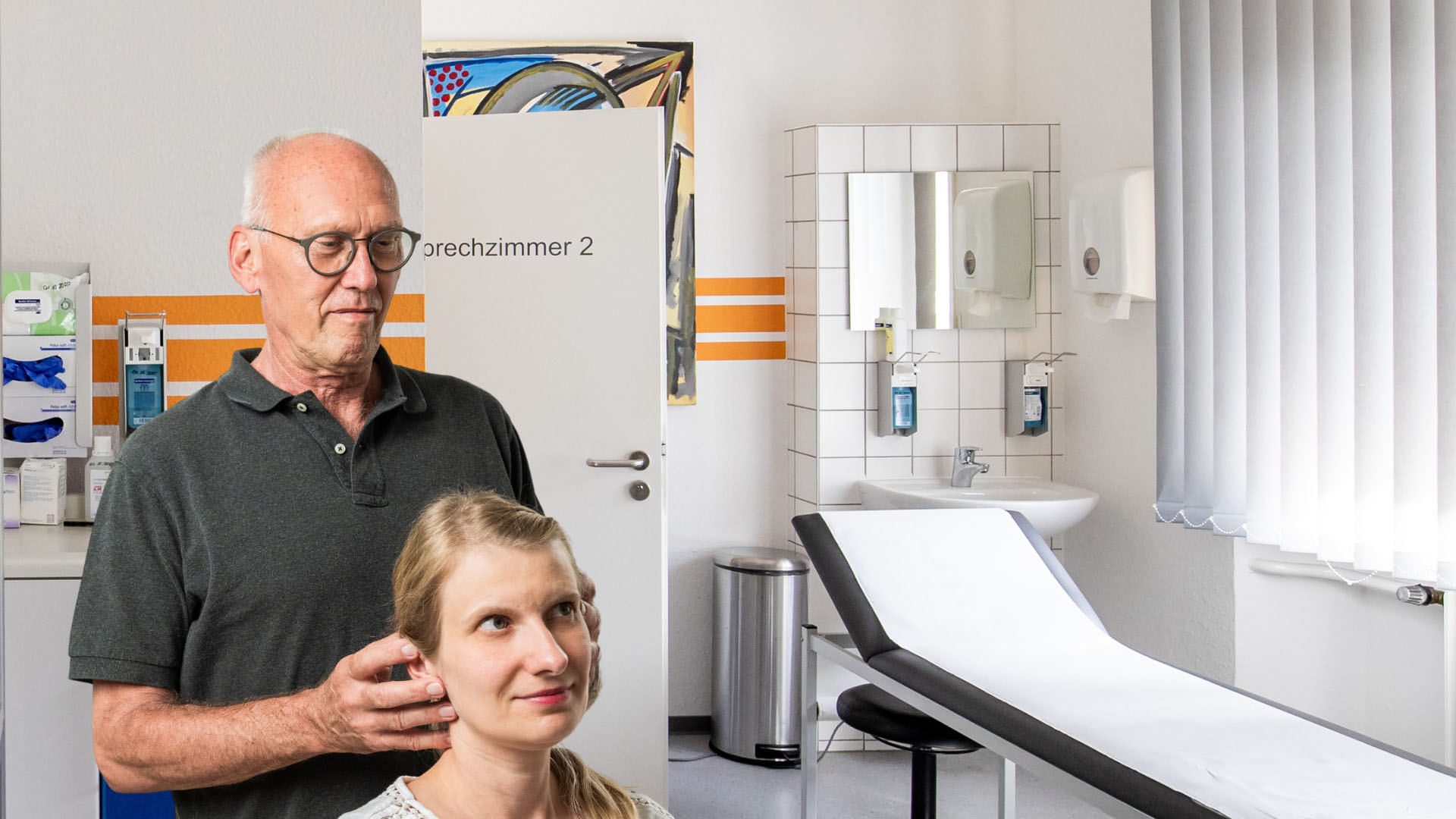 Herr Dr. med. Rolf Jacob, Facharzt des DR. ERLER MVZ in Mögeldorf, bei der Behandlung einer Patientin. 