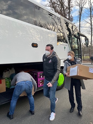 Mitarbeiter beim Verladen der Sachspenden aus dem medizinischen Bereich für die Ukraine