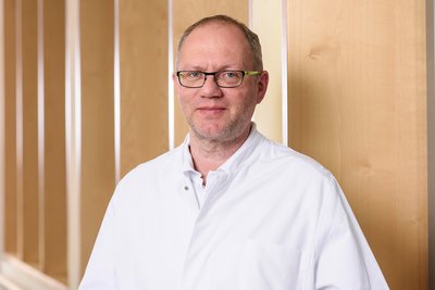 Dr. med. Matthias Langhans Portrait von Herrn Dr. med. Matthias Langhans, Leitender Oberarzt der Klinik für Unfallchirurgie in den DR. ERLER KLINIKEN.