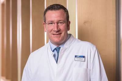 Dr. med. Jörg Hoffmann Portrait von Herrn Dr. med. Jörg Hoffmann, Leitender Oberarzt der Klinik für Orthopädie in den DR. ERLER KLINIKEN.