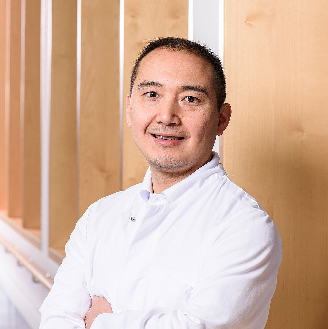Portrait von Herrn Dr. med. Weidong Wu, Leitender Oberarzt der Klinik für Wirbelsäulentherapie in den DR. ERLER KLINIKEN. 