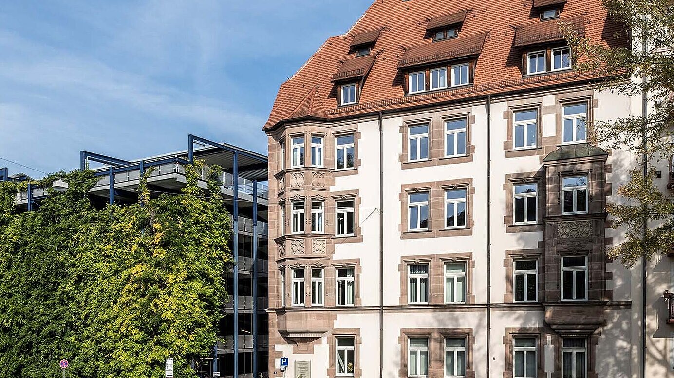 Sitz der Dr. Fritz Erler Stiftung in einem Jugendstilgebäude am Kontumazgarten 4 in Nürnberg unmittelbar neben der Erler-Klinik. 