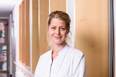 Dr. med. Christin von Beckedorff Portrait von Frau Dr. med. Christin von Beckedorff, Leitende Oberärztin der Klinik für Orthopädie in den DR. ERLER KLINIKEN.