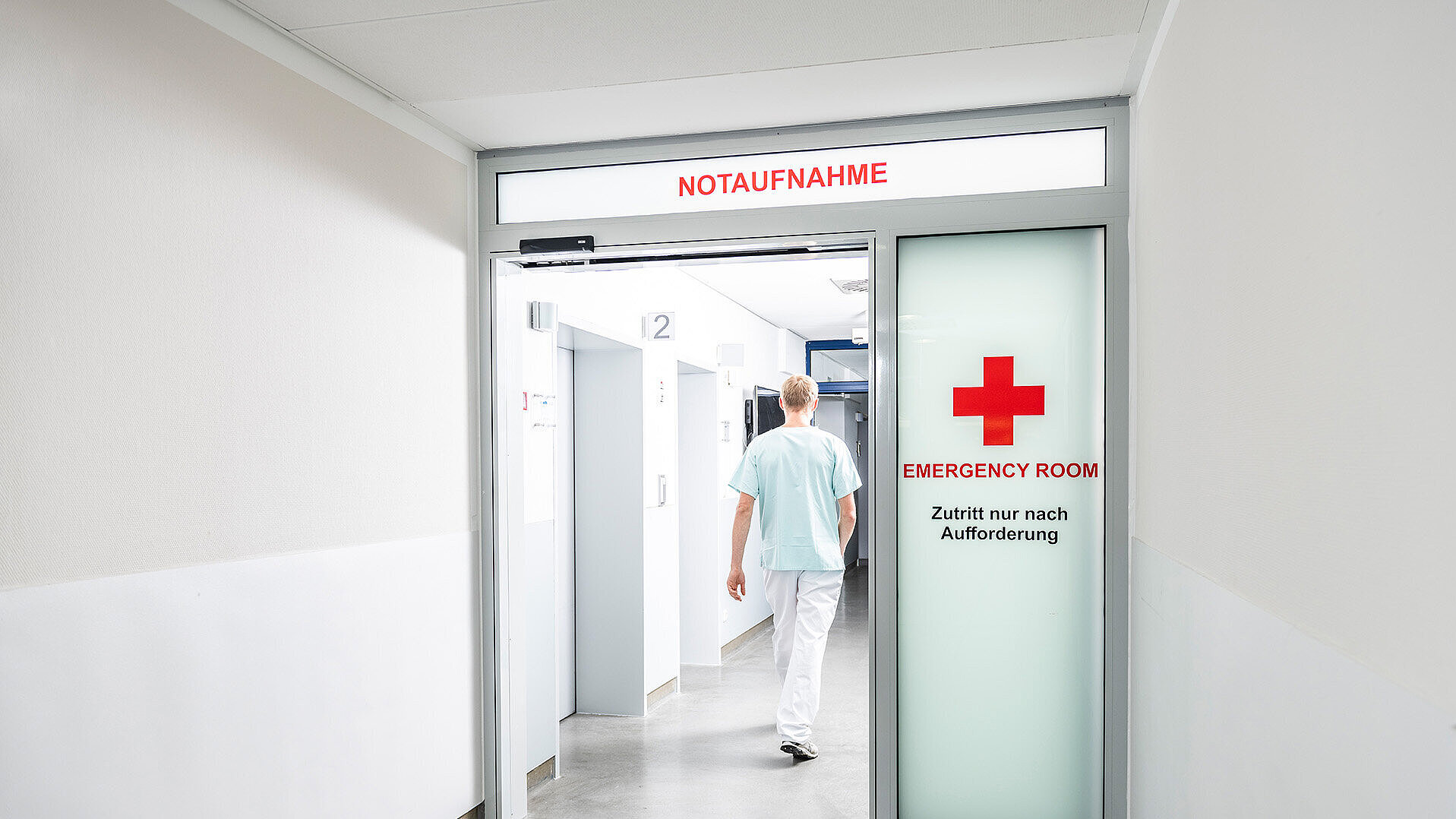 Eine Krankenpfleger läuft durch den Eingangsbereich unserer Notaufnahme. 