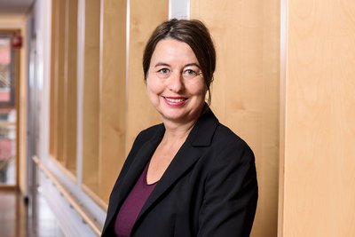 Portrait von Frau Anja Saemann-Ischenko, Leitung der Stabstelle Kommunikation und Unternehmensentwicklung. 