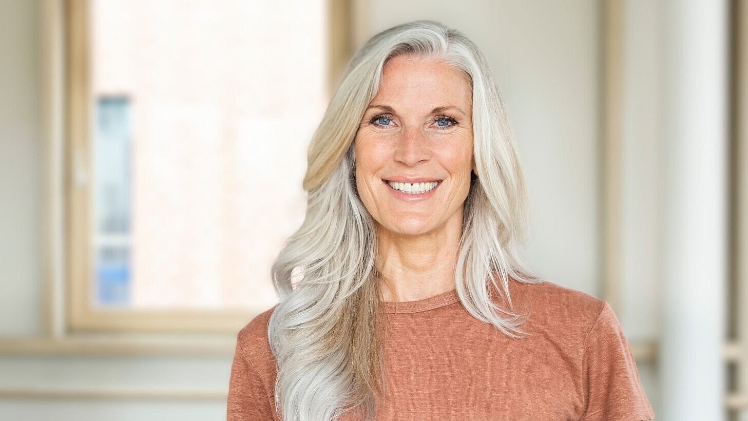 Eine ältere Dame lächelnd. 