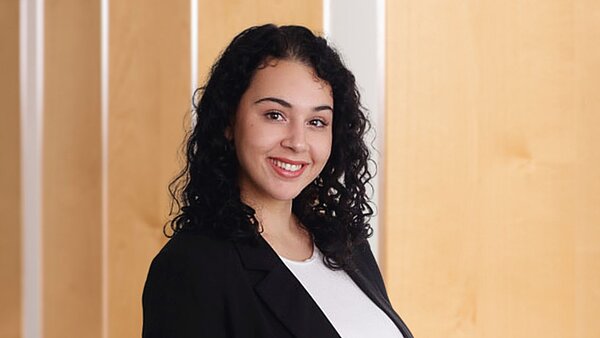 Portrait von Frau Luisa Bilgic, Mitarbeiterin im Personalmarketing.