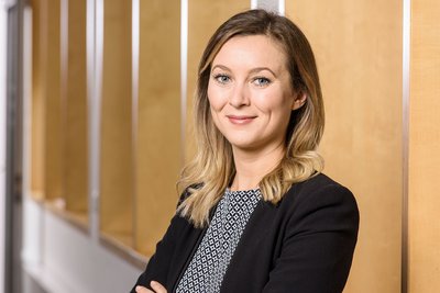 Portrait von Frau Eva Maria Götz, Mitarbeiterin in der Kommunikation und Unternehmensentwicklung.