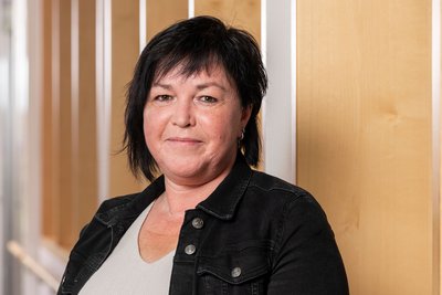 Anja Partes Portrait von Frau Anja Partes, Mitarbeiterin für Versicherungs- und Vertragsmanagement in den DR. ERLER KLINIKEN.