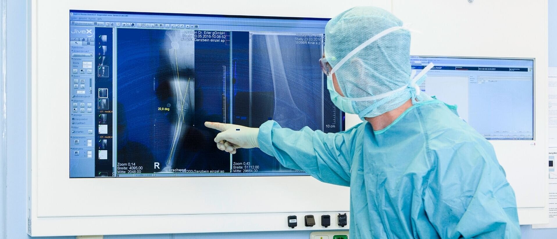 Ein Arzt analysiert das Röntgenbild eines Patienten. 