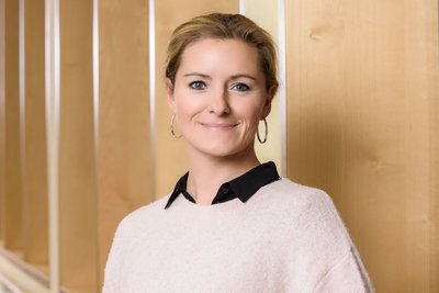 Portrait von Frau Kerstin Standfest, Mitarbeiterin in der Kommunikation und Unternehmensentwicklung.