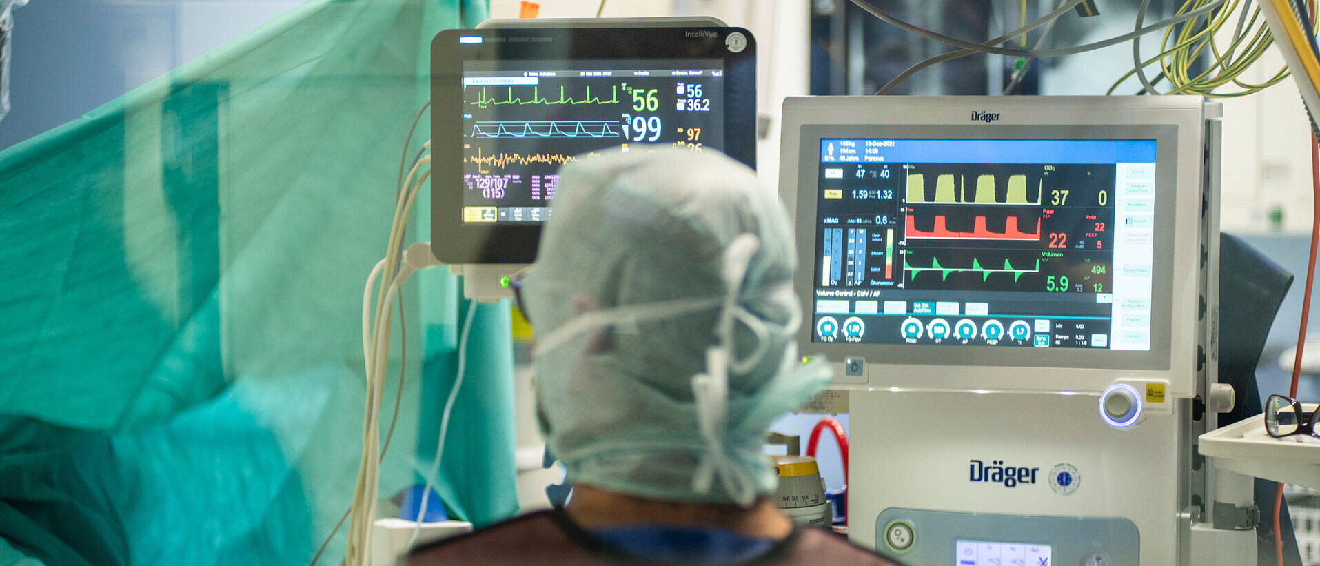 Ein Arzt der Anästhesie bei der Überwachung der Werte eines Patienten bei einer Operation.