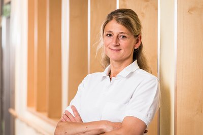Dr. med. Nicole Resimius Portrait von Frau Dr. med. Nicole Resimius, Leitende Ärztin der DR. ERLER REHA.
